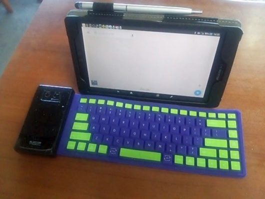 シリコンキーボードとタブレット